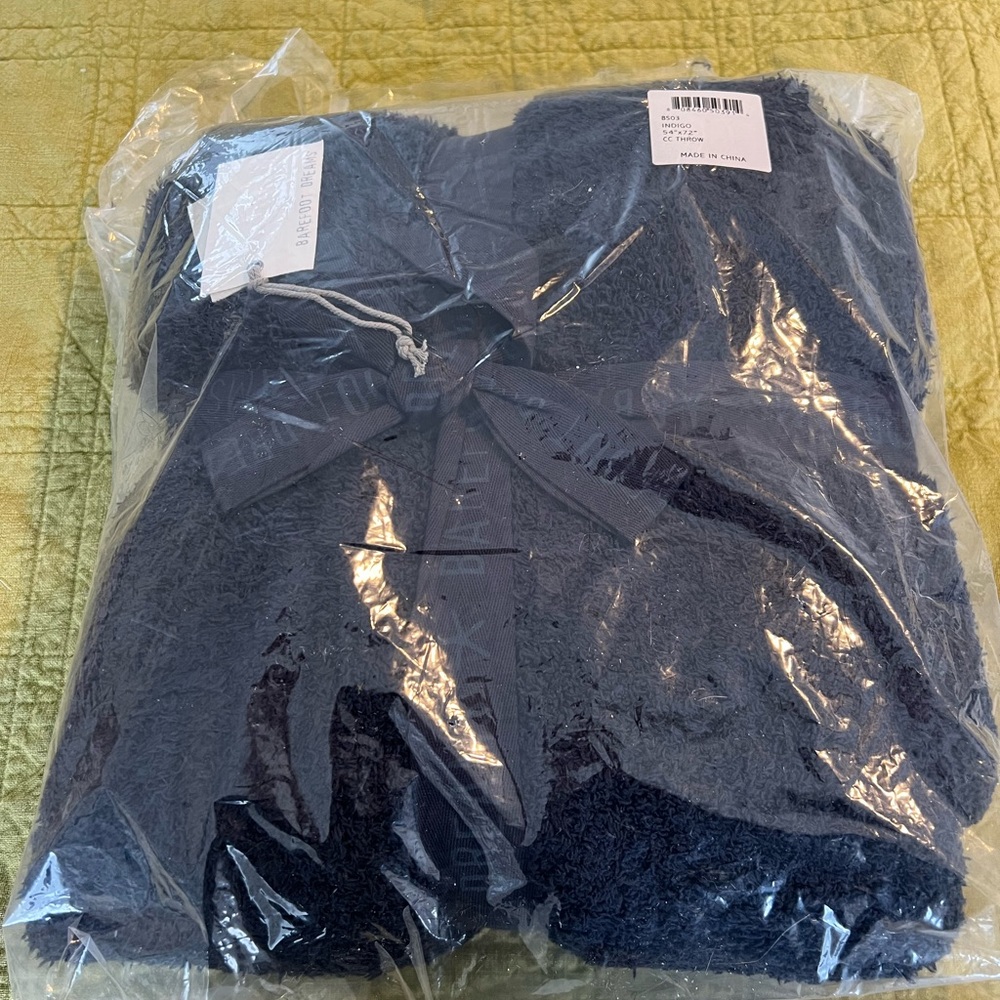 Barefoot Dreams CozyChic Throw blanket - Indigo - NWT - Picture 4 of 5
